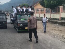 Pelajar Bergelantungan Saat Angkutan Melaju, Polisi Tegur Pengemudi