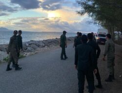 Petugas WH Halau Pengunjung Pantai Ulee Lheue Pulang Menjelang Magrib