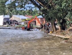 Jalan Pulonas Baru Nyaris Amblas, BPBD Bangun Tanggul Darurat