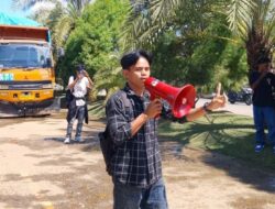 Mahasiswa UTU Protes Limbah Batubara Digunakan untuk Timbunan Area Kampus