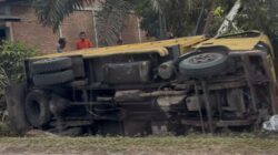 truk terbalik