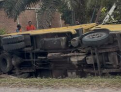 Truk Hauling Batu Bara Terbalik di Meureubo