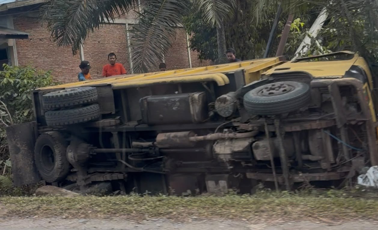 truk terbalik