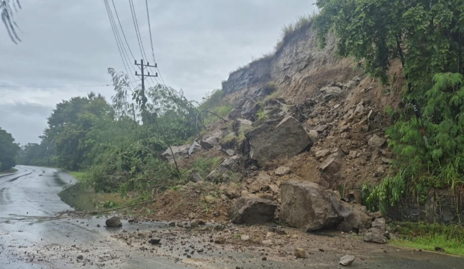 Material Longsor Tutupi Jalan Nasional di Seulimum, Arus Lalulintas Terganggu
