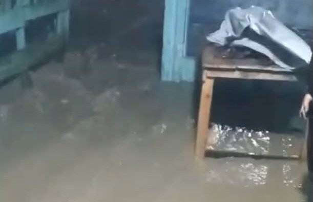 Hujan Deras Sebabkan Banjir di Kuta Panjang