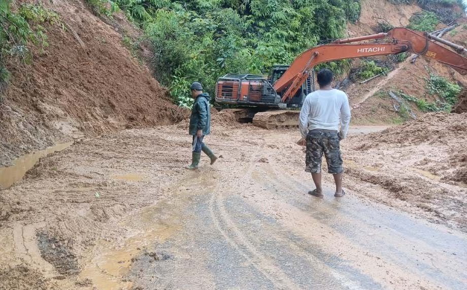 Longsor Lumpuhkan Akses Antarkecamatan di Aceh Selatan