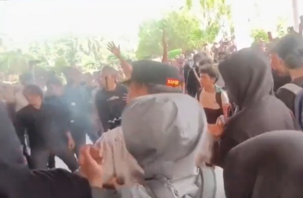 Demo di Kantor Gubernur Aceh Memanas, Mahasiswa Bertahan hingga Malam