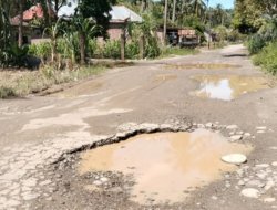Warga Minta Pemerintah Perbaiki Jalan Rusak di Teupin Mane