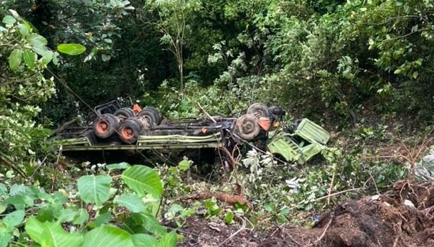 Rem Blong, Truk Angkut Ekskavator Terjun ke Jurang