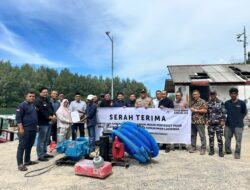 Nelayan Lhok Krueng Raba Terima Bantuan Mesin Penyedot Pasir