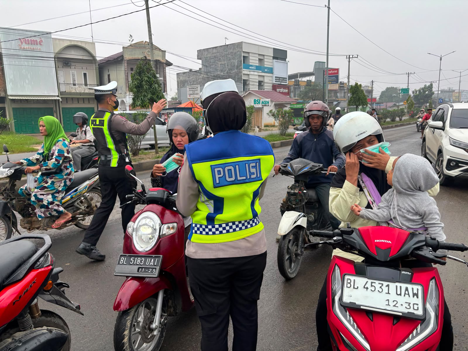Kabut Asap Ganggu Jarak Pandang, Satlantas Aceh Tamiang Bagikan Masker