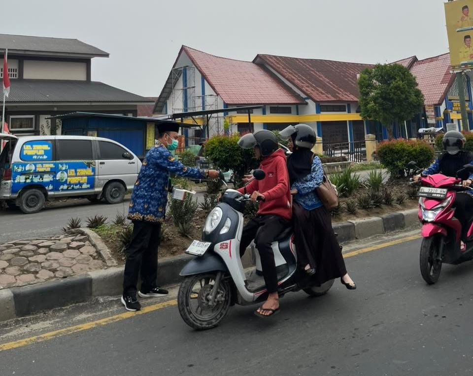 Cegah Dampak Kabut Asap, Dinkes Aceh Tenggara Bagikan Masker kepada Warga