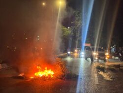 Aksi Bakar Ban oleh Mahasiswa, Jalan Panglima Nyak Makam Macet