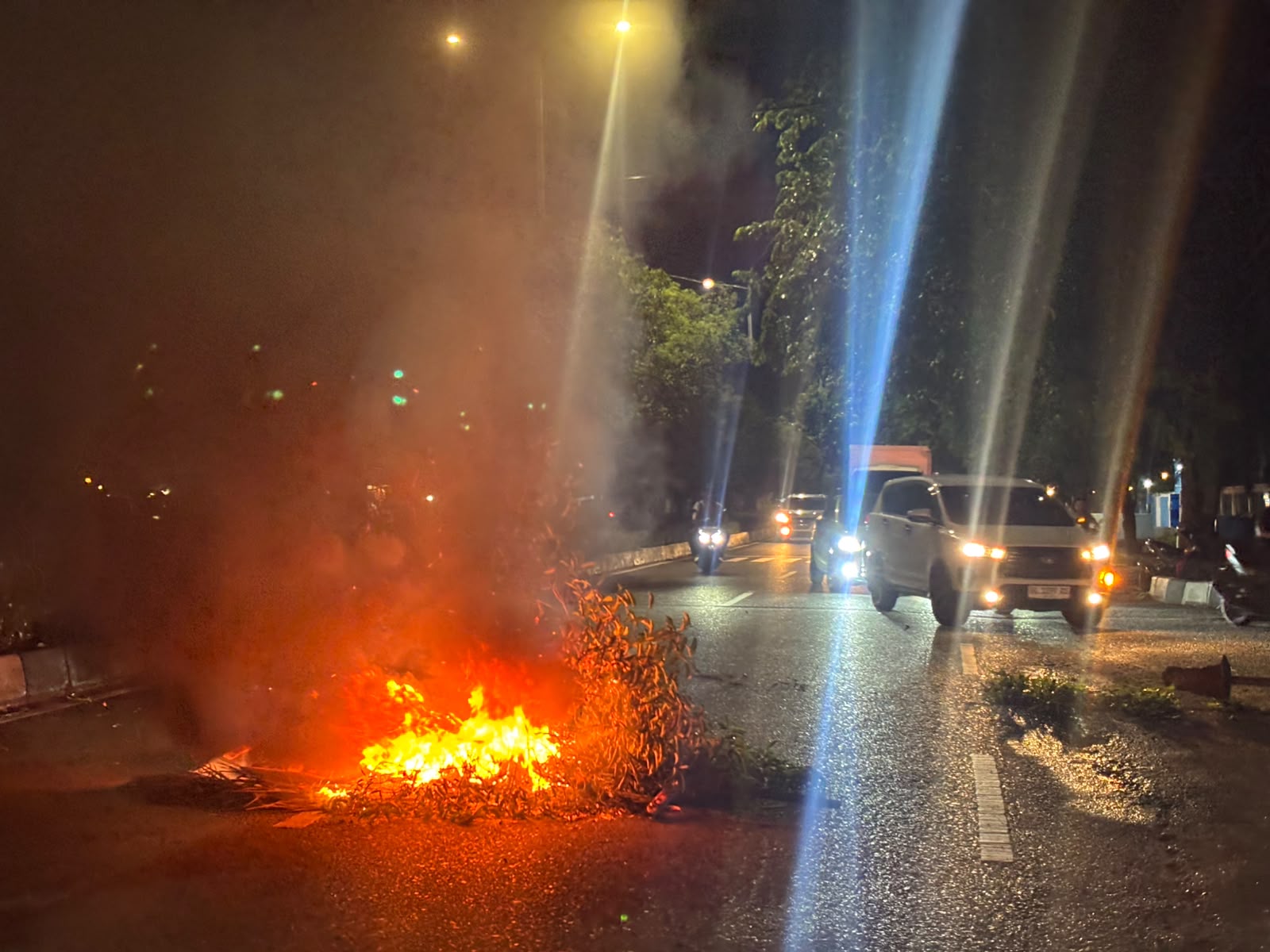 Aksi Bakar Ban oleh Mahasiswa, Jalan Panglima Nyak Makam Macet