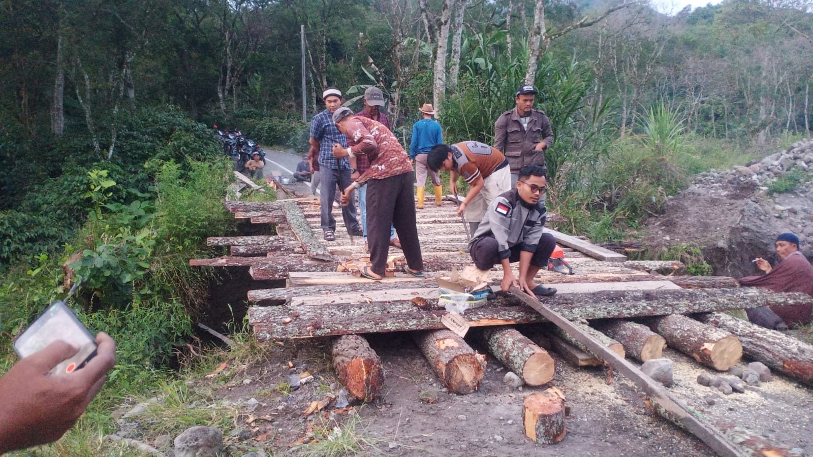 Jalan Menuju Uning Bertih Terputus, Warga Pasang Jembatan Darurat