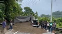 Truk Terbalik di Gunung Kulu, Kendaraan dari Dua Arah Tak Bisa Melintas