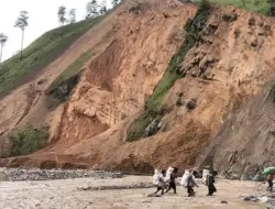 Warga Delung Sekinel Terseret Arus Sungai saat Lansir Getah Pinus